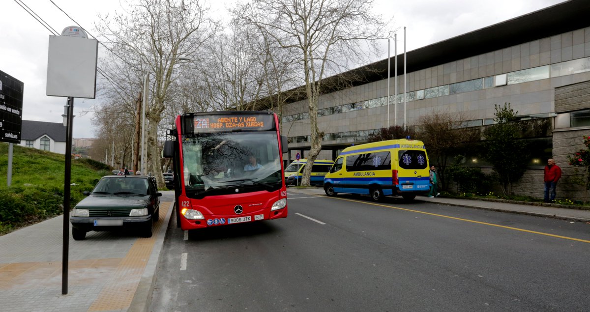 vozcoruna's tweet photo. Tráfico 🚗 | El bus 2A se encontró esta "sorpresa" al llegar a su nueva parada, en el hospital de Oza. Un turismo aparcado encima de la acera donde bajan los usuarios del autobús 😮😡 https://t.co/0fPr0YM8pb