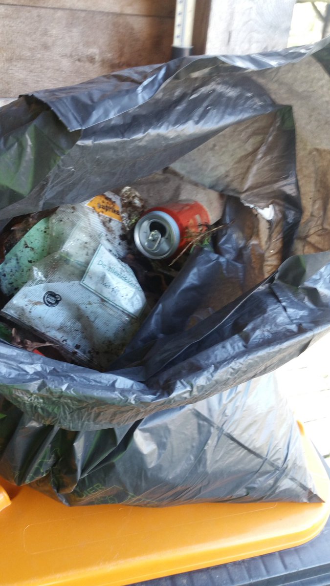 jolandabos1's tweet photo. Ergenis #zwerfafval #N375
200 meter geplogd en een halve vuilniszak zwerfafval geruimd. Voornamelijk plastic en verpakkingen. https://t.co/p7Y2qbd4rz