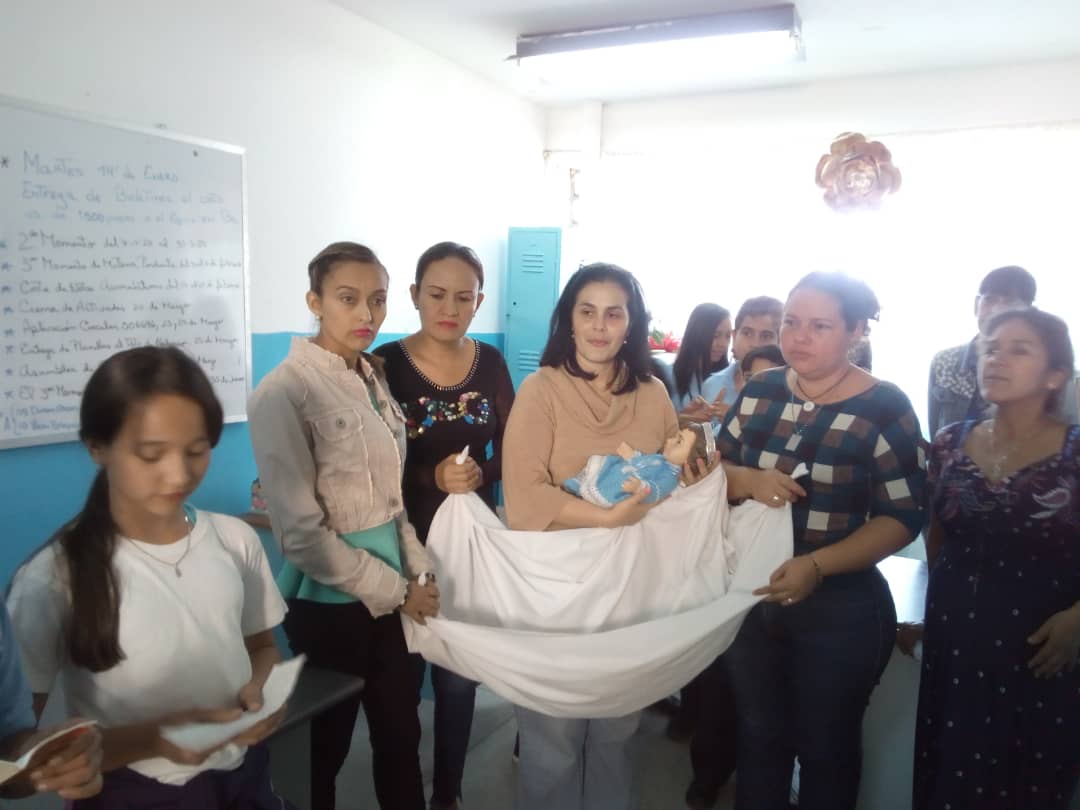 uenramvel's tweet photo. #6Febr #TÁCHIRA Liceo Don Ramón Velásquez #tradicionesandinas se llevo a cabo la paradura del niño jesus con la participación de toda la familia Livelazquina #Cultura https://t.co/6RbdyMdu1l
