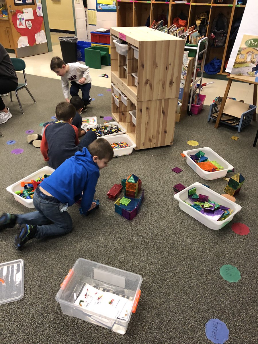 Building and exploring with the maker space on this Friday morning! <a href="/CoveSchoolOwls/">Cove Elementary School</a> @Cove_STEM