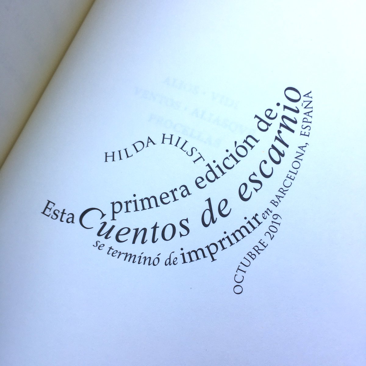 Hilda Hilst fue poeta, novelista y ensayista, y está considerada una de las más grandes plumas brasileñas del siglo XX, junto a Clarice Lispector y Joâo Guimarâes Rosa.

CUENTOS DE ESCARNIO es su primera traducción al castellano.