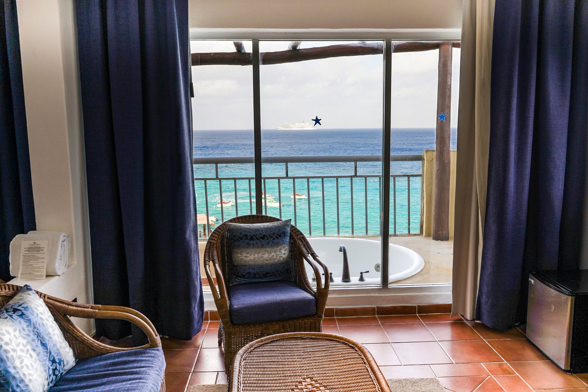 TravelMayan's tweet photo. Ya reservaste tu hotel para el #carnaval de Cozumel?
--
@PlayaAzulCozume
--
#TOP10 #HOTEL #COZUMEL
 --
#travellingthroughtheworld #photooftheday #mexicodesconocido #JACUZZI #mar #lifesyle #love #Picoftheday #crucero #golf #roomforrent #islacozumel #BuenViernes #lifestyleblogger https://t.co/r83xDFaKO9