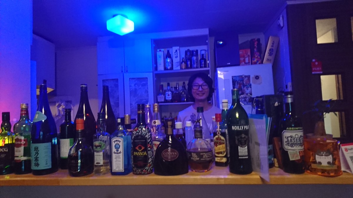 Nerixi's tweet photo. バー時代の常連様、東京は湯島で夜学バーを経営されているジャッキーさんこと尾崎昴臣さんにお誘いを受け紫竹山の住宅街にある隠れバーへ

…コアだ！ツボ過ぎる！！
漫画、水草水槽、哲学、仏教、ロック…なんと凄まじい会話のバリエーションの豊富さよ！
いやはや、野に遺賢は居るものよ https://t.co/veAx1Dru3A