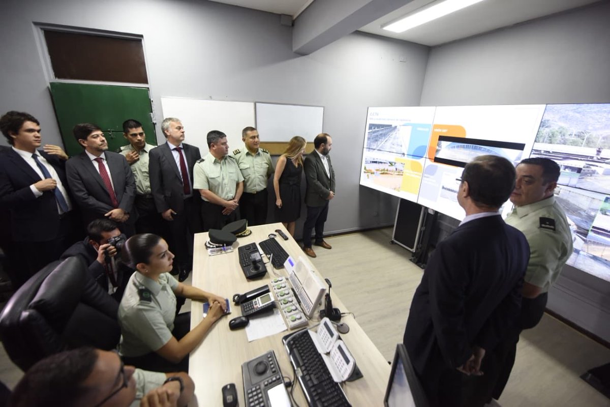 Gendarmeria_CL's tweet photo. #BuenViernes Terminamos la semana con excelentes noticias 📰 #Colina2 tiene una nueva cara con tecnología de última generación: CCTV digital, distintos tipos de 🎥 cerco perimetral eléctrico, sensores, radares, dron y anti dron contribuirán a optimizar la seguridad del penal ✅ https://t.co/szJ48pGlxe