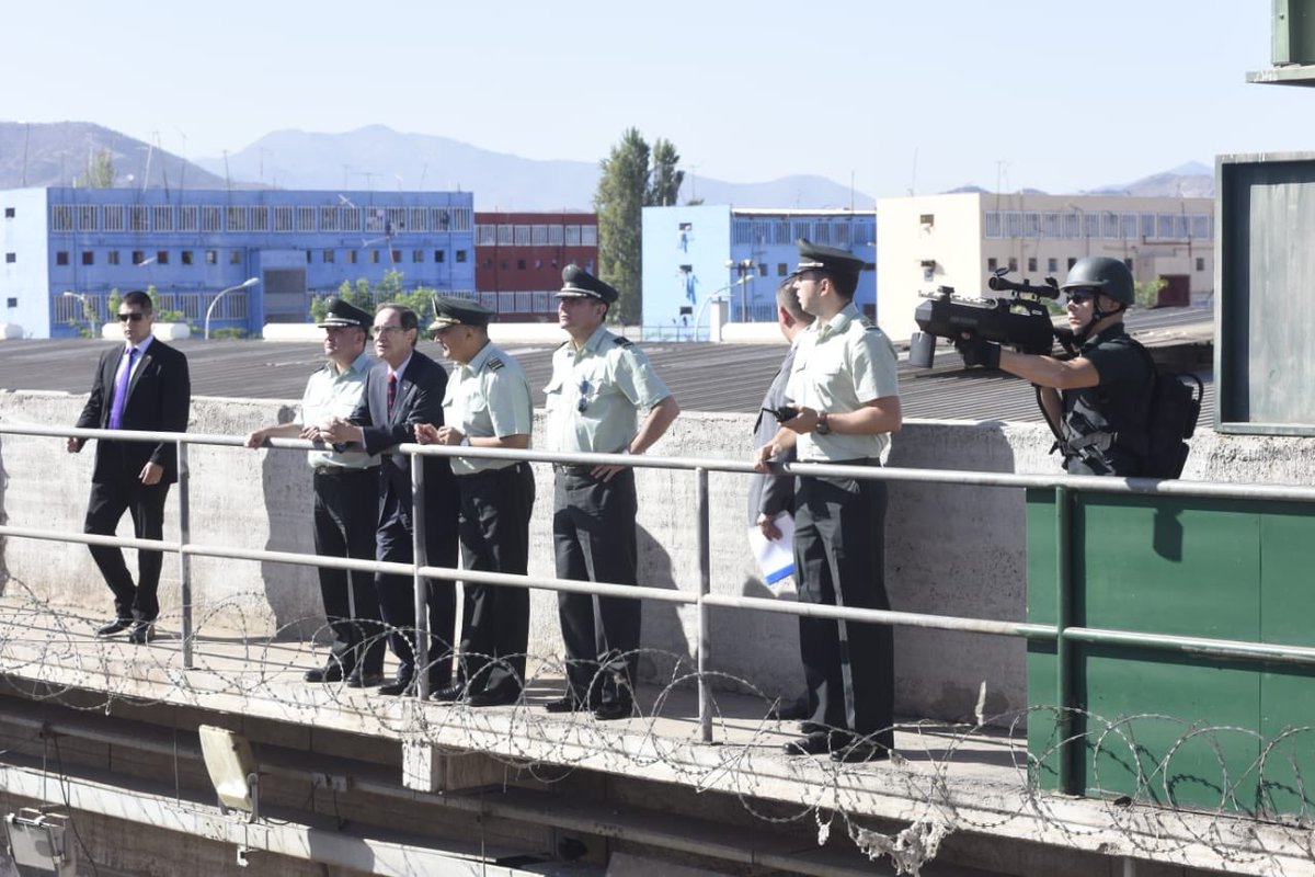 Gendarmeria_CL's tweet photo. #BuenViernes Terminamos la semana con excelentes noticias 📰 #Colina2 tiene una nueva cara con tecnología de última generación: CCTV digital, distintos tipos de 🎥 cerco perimetral eléctrico, sensores, radares, dron y anti dron contribuirán a optimizar la seguridad del penal ✅ https://t.co/szJ48pGlxe