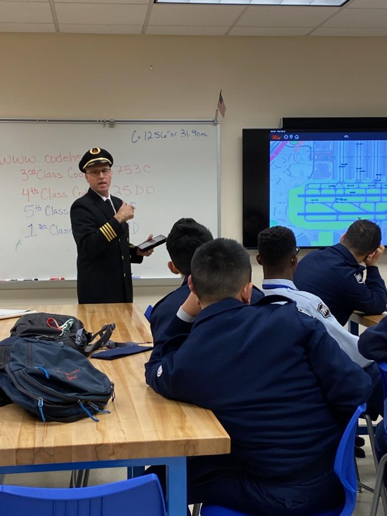 RandolphMaconA's tweet photo. We were grateful to have R-MA parents Todd and Debbie Stanford talk to our #groundschool class about being a #commercialpilot. Their son, Tyler, is a senior at R-MA and will be attending Liberty University to study aeronautics.
#boardingschool #flightprogram #pilots #powerofrise https://t.co/2gQihHSTAc