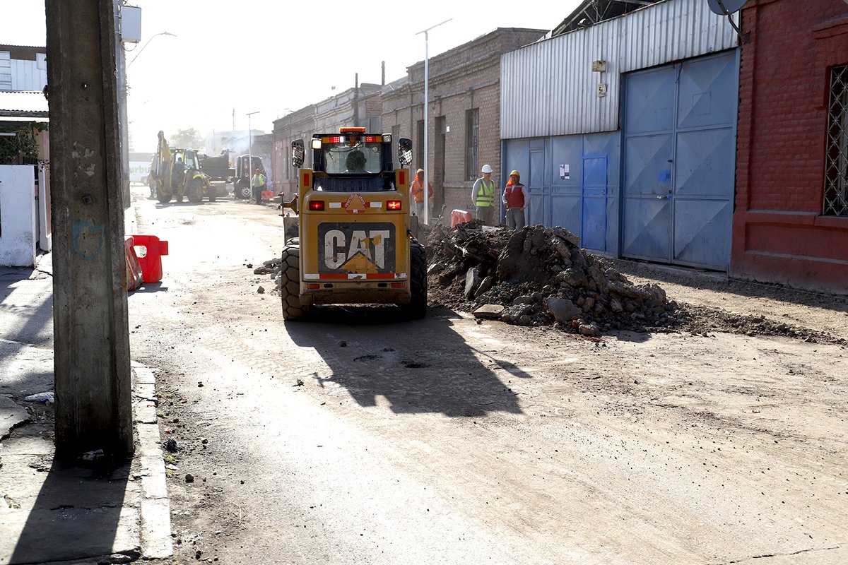 RevivEstacion's tweet photo. 👷♀️👷♂️ - VEREDAS -
Continúan las obras de reposición de veredas en la calle Lisperguer, entre Umaña y Borja. Los trabajos han ido según lo planificados y el término de obras el 6 de marzo.
#revivestación #prbipe #veradas #serviu https://t.co/jAcJ0ufR2A
