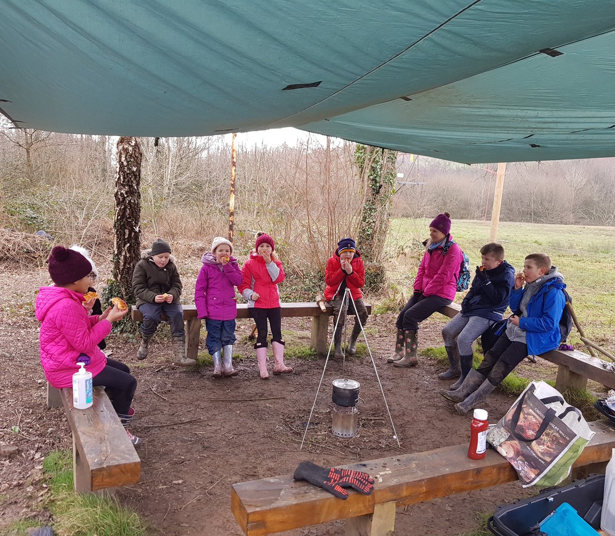 HenllysLNR's tweet photo. Great #forestschooltraining #session2 this morning with @HenllysCIW
We had a #hotdog #tastetest & all 7 omnivores preferred the @frysfamilyUK #vegan ones compared to the meat ones. @SoloStove #outdoorcooking #logcircle https://t.co/mfhPedUZld