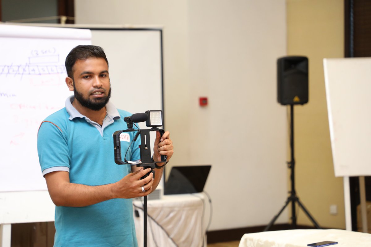 SDJF_lk's tweet photo. #MediaCorpLK aims to empower the Fellows with the skill of #MoJo as a means of capturing under-reported stories. As a first step they learnt the mobile app CameraMX and several basic rules in videography from Mohammedu Aswer, Key MoJo trainer.
#USAID #IREX #SDJF #iVoiceLK #MoJoLK https://t.co/Z6qfYeDpnd
