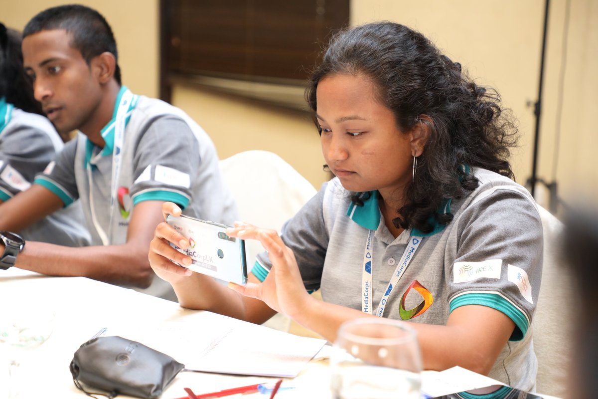 SDJF_lk's tweet photo. #MediaCorpLK aims to empower the Fellows with the skill of #MoJo as a means of capturing under-reported stories. As a first step they learnt the mobile app CameraMX and several basic rules in videography from Mohammedu Aswer, Key MoJo trainer.
#USAID #IREX #SDJF #iVoiceLK #MoJoLK https://t.co/Z6qfYeDpnd