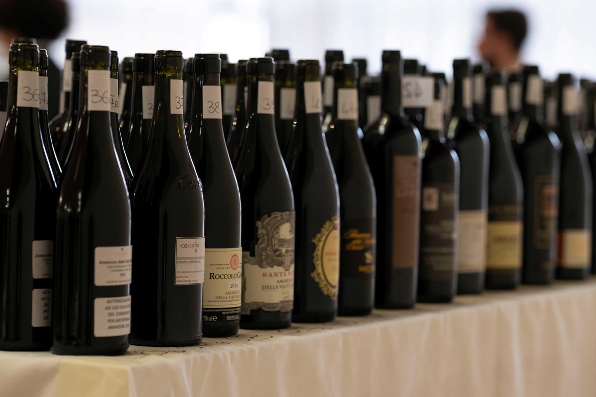 RaffaeleCumani's tweet photo. 54 assaggi di Amarone alla cieca, tanta roba! Su #Avvinando vi raccontiamo #AnteprimaAmarone2016 con i nostri 15 vini da non perdere!
>> https://t.co/wHbCtLSZBh https://t.co/FjrixJe6zR