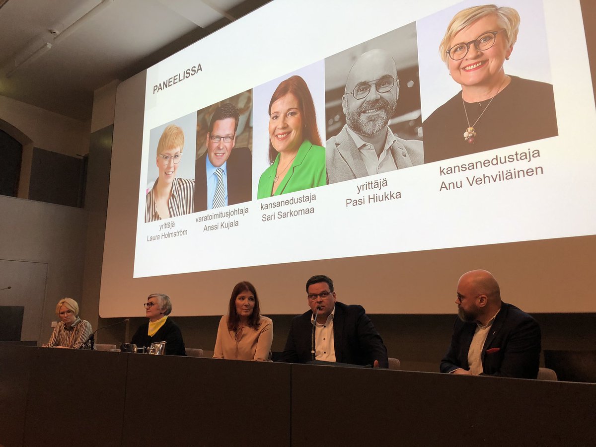suomenyrittajat's tweet photo. Tämä porukka kertoo paneelissa, miten ”jonottamatta palveluihin” onnistuu: @jarjestysvinkit, @AnuVehvilainen, @sarisarkomaa, @Anssi_Kujala ja @PasiHiukka. Tenttaajana @JussiKarki. #palvelustrategia ja #sairausvakuutusmaksut mainittu. #sote #soteuudistus #yrittajat https://t.co/v0KMXJZKVN