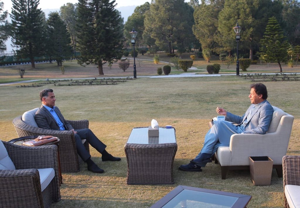 PakPMO's tweet photo. DG ISI Lt. Gen. Faiz Hamid called on Prime Minister Imran Khan.
Security issues were discussed during the meeting. #PMImranKhan https://t.co/N0Zay0MHIS