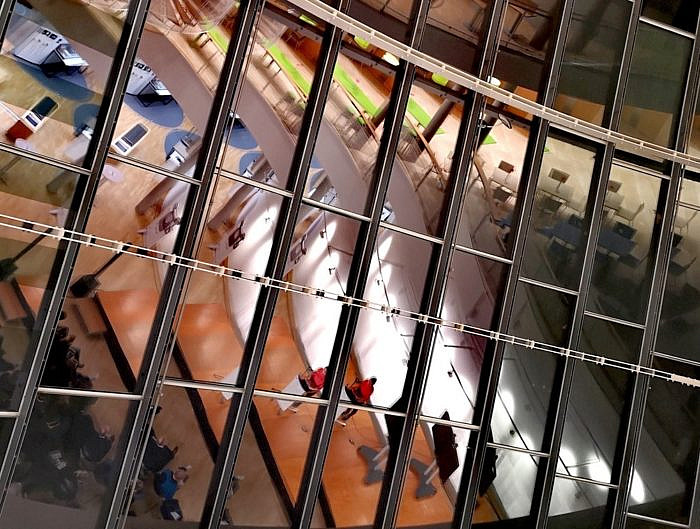 mfk_frankfurt's tweet photo. Wir werden wir in Zukunft arbeiten? Bei #AchtVisionen fragte das Literaturhaus Frankfurt gemeinsam mit uns 8 Autor*innen nach Geschichten zur Arbeit im digitalen Wandel. Über die ersten 2 Lesungen gibt es nun einen Einblick im Blog von @AveFound1996: https://t.co/eNIlRJ6g2N ^tno https://t.co/rHtW7sdL7T