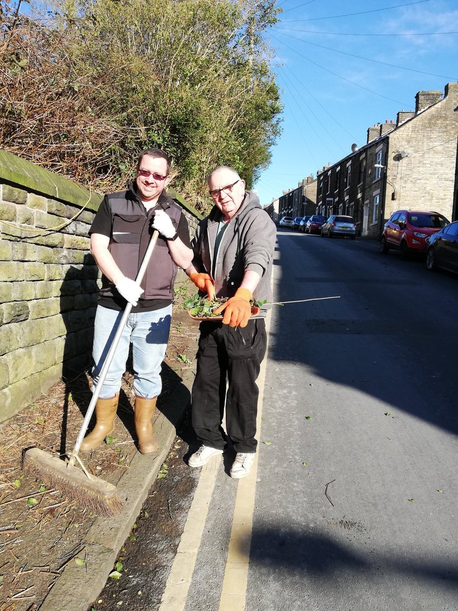 gill_nettleton's tweet photo. Wow- @emmausmossley companion Gary joined volunteers and @RevDavidWarner from @MossleyParish  to cut back the overgrown foliage on Carhill Road. #StrongerTogether #TeamEmmaus #FridayMotivation #church #proud #volunteers  #Solidarity What a good job. https://t.co/Z2uCbcfZuQ