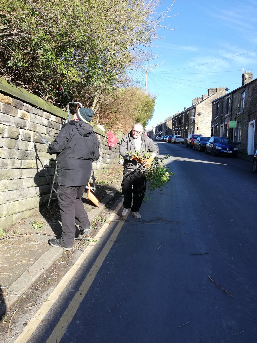 gill_nettleton's tweet photo. Wow- @emmausmossley companion Gary joined volunteers and @RevDavidWarner from @MossleyParish  to cut back the overgrown foliage on Carhill Road. #StrongerTogether #TeamEmmaus #FridayMotivation #church #proud #volunteers  #Solidarity What a good job. https://t.co/Z2uCbcfZuQ