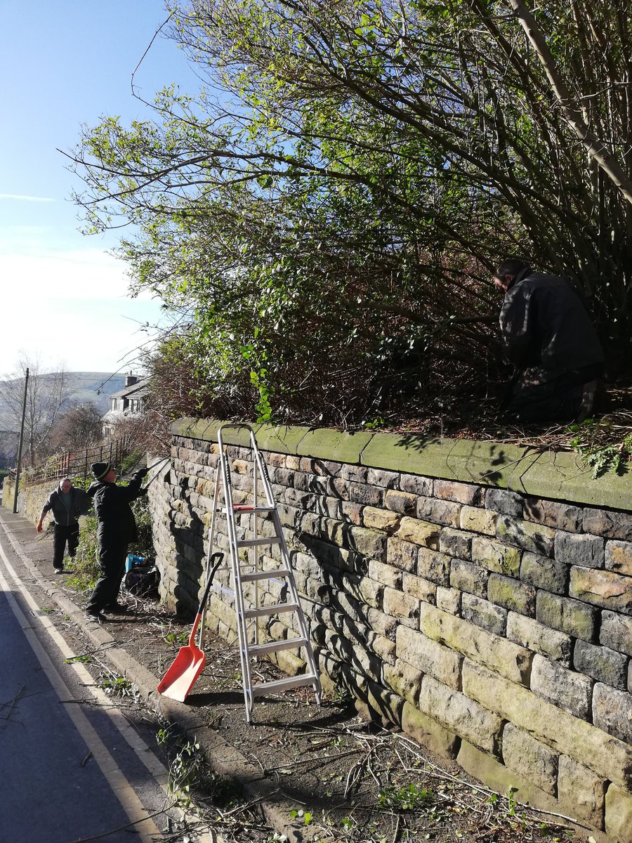 gill_nettleton's tweet photo. Wow- @emmausmossley companion Gary joined volunteers and @RevDavidWarner from @MossleyParish  to cut back the overgrown foliage on Carhill Road. #StrongerTogether #TeamEmmaus #FridayMotivation #church #proud #volunteers  #Solidarity What a good job. https://t.co/Z2uCbcfZuQ
