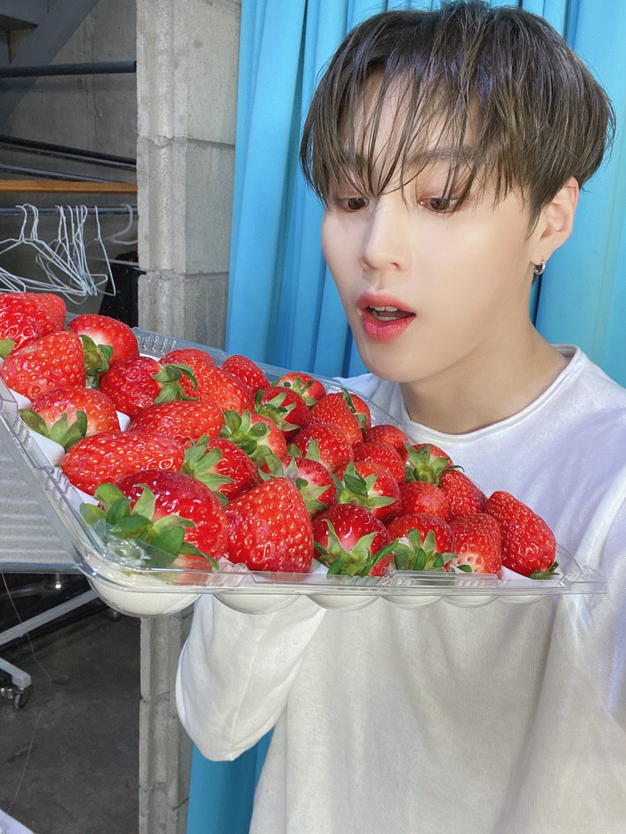gooreumseng's tweet image. 딸기 고마워요~~ㅎㅎㅎㅎ