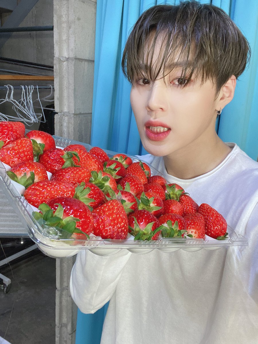 gooreumseng's tweet image. 딸기 고마워요~~ㅎㅎㅎㅎ