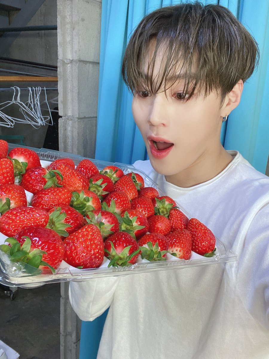gooreumseng's tweet image. 딸기 고마워요~~ㅎㅎㅎㅎ