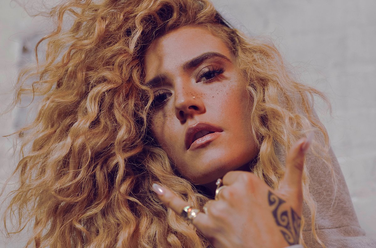 HartecastMusic's tweet photo. #LAReid’s latest prodigy & #HITCO signee #TheBonfyre has been making waves since releasing her debut EP, #ReadyToLove. The blue-eyed soul songstress finds herself with a hit: #USay,” feat #6lack, ascends to No. 1 on Billboard’s Adult R&B Watch: https://t.co/JKgJhBkeuR #musicbiz https://t.co/MelzCJgXKE