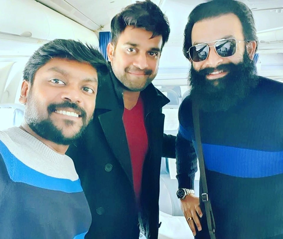 StephenDevassy's tweet photo. Saudi tonight with @PrithviOfficial and  @vidhuprathapvp

#jeddah #liveshow #stephendevassylive #saudiarabia https://t.co/Uisychp349