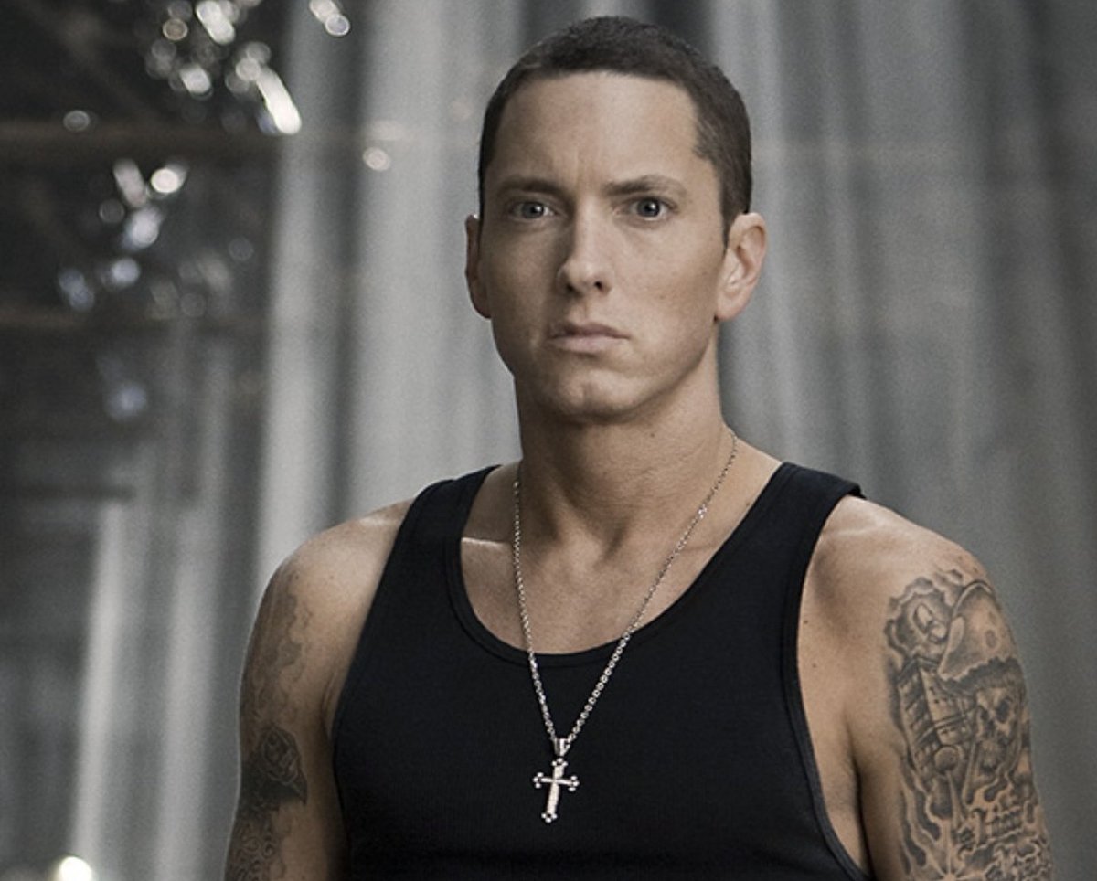 3) Le retour sur Relapse est mitigé, certains fans détestent les accents et l'album dans sa globalité. Même s'ils retourneront leur veste quelques années plus tard, le mal est fait. Mr.Porter interpelle Eminem à Hawaï sur ses accents. Une nouvelle direction est prise.