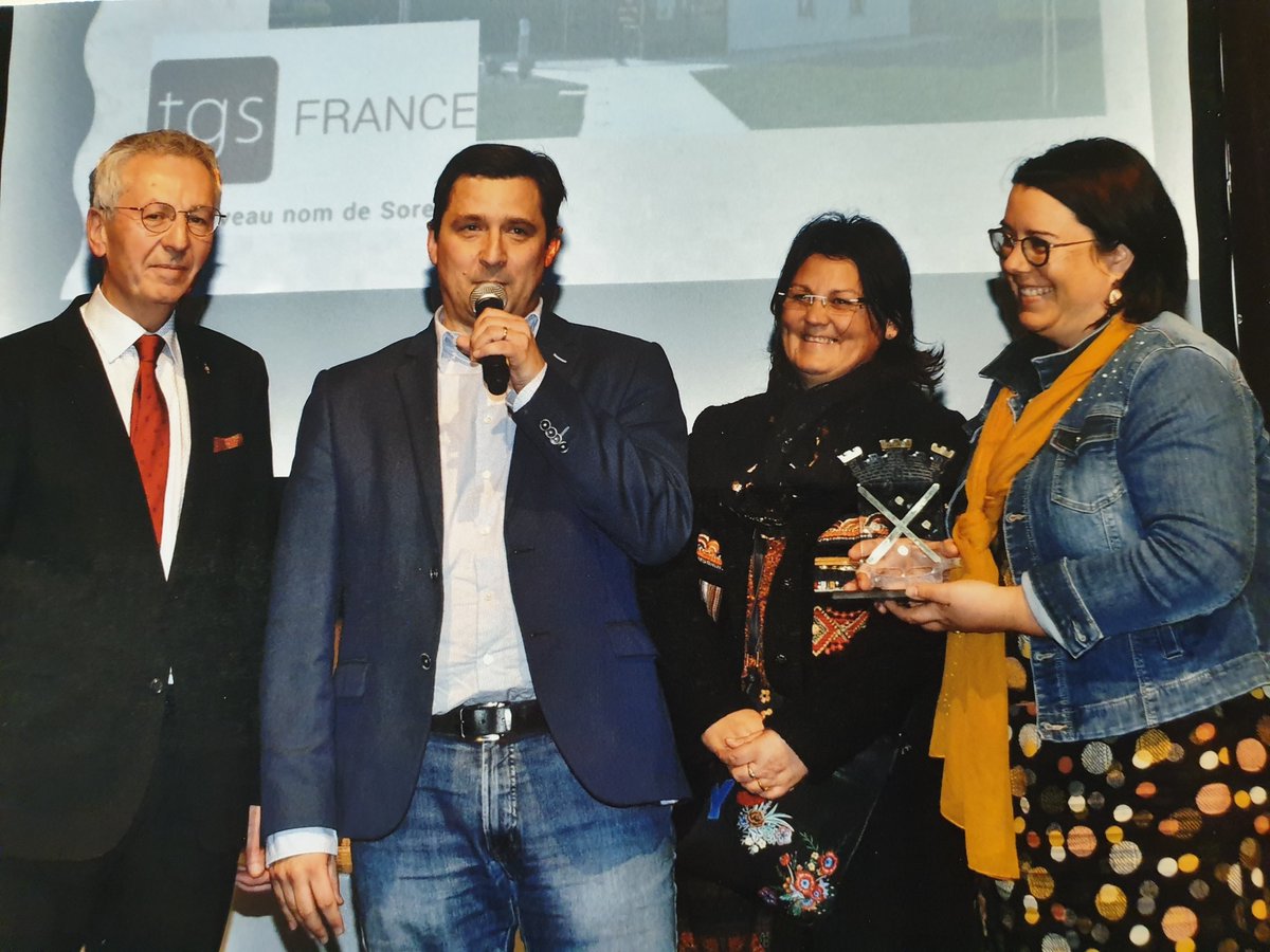 NadiaMartinSR's tweet photo. TGS France récompensé par la ville de Craon.
Lors de la cérémonie des Vœux et des Trophées du vendredi 24 janvier 2020, le groupe Angevin présent depuis 1994 sur Craon, vient de fêter ses 50 ans d’existence et a reçu à ce titre le trophée Entreprise. https://t.co/dkNTMny8vD