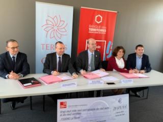 MediaRouen's tweet photo. Signature de la convention. 
Bravo au #reseauapp et aux 3 et bientôt 4 of partenaires. 
@Fodenocsaunier @ClipsFormation @MediaForRouen et... @Forjecnor2000 https://t.co/ZjSkUv98gb
