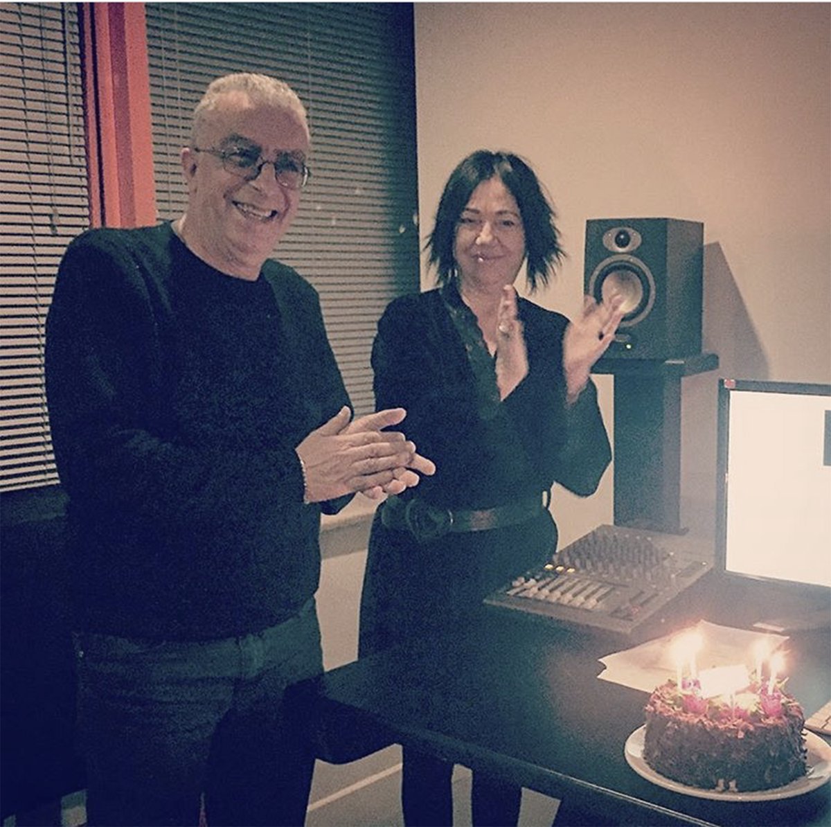 Bazı insanlar eşsizdir, yeganedir, biriciktir. İyi ki doğdun Akşit Abi. 🙏7️⃣ Şubat🎂👏👏🍫🍿🥤Bizi sorarsan bıraktığın yerdeyiz, o günden bugüne geçebilmiş değiliz; gidenle kalanla yaşamayı kendimize öğretmeye çalışırken, sonsz özlem, saygı ve sevgiyle anıyoruz. ❣️ #AkşitTogay ❤️