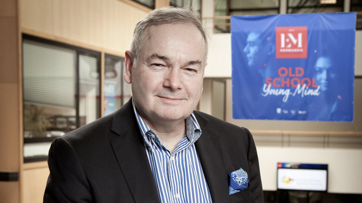 EMNormandie's tweet photo. C’est avec émotion et gratitude que nous remercions Jean-Guy Bernard, DG @EMNormandie depuis 2004, pour avoir élevé l'école parmi les meilleures #BusinessSchools mondiales ! Il passe officiellement le flambeau à @Elian_PILVIN, qui ouvre un tout nouveau chapitre de son histoire ! https://t.co/I6rZpBjrRN
