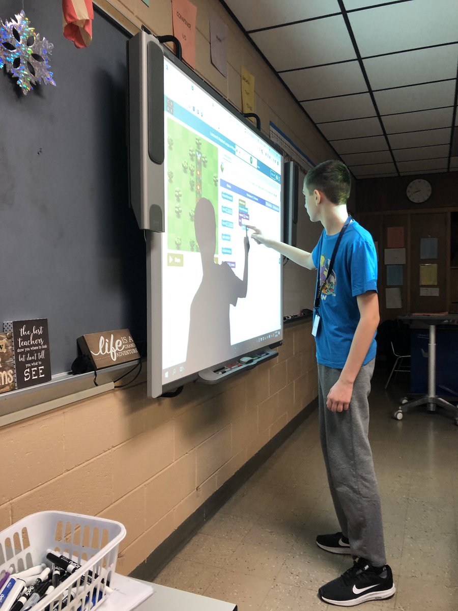 mrsmeade_math's tweet photo. Coding with loops in math 8 exploratory. Playing Quizlet live to learn computer sci vocabulary 🤓 https://t.co/28elU6QbgS