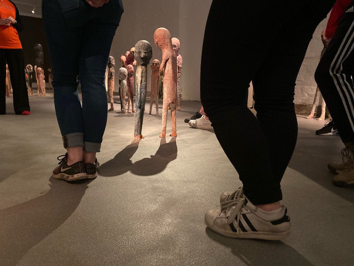 AnuIsotalo's tweet photo. Moision koulun käsityön valinnaisryhmä tutustui Tommi Toijan Omia kuvia -näyttelyyn projektissa, jossa nykytaide kohtaa perinteisen käsityön. Oppilaat toteuttavat mieleisimmän hahmon pistokirjonnalla. #tutorope paikalla teknisenä tukena. #opehommat #salontaidemuseo #veturitalli https://t.co/bgWQm5JrHu