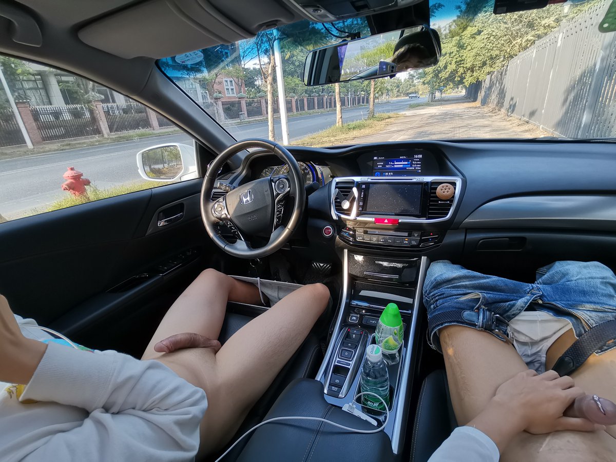yangyun__'s tweet photo. 之前去大学���拍照，为了等日落的时候，在大学城的一条路边休息 https://t.co/u6vUdmlnUS