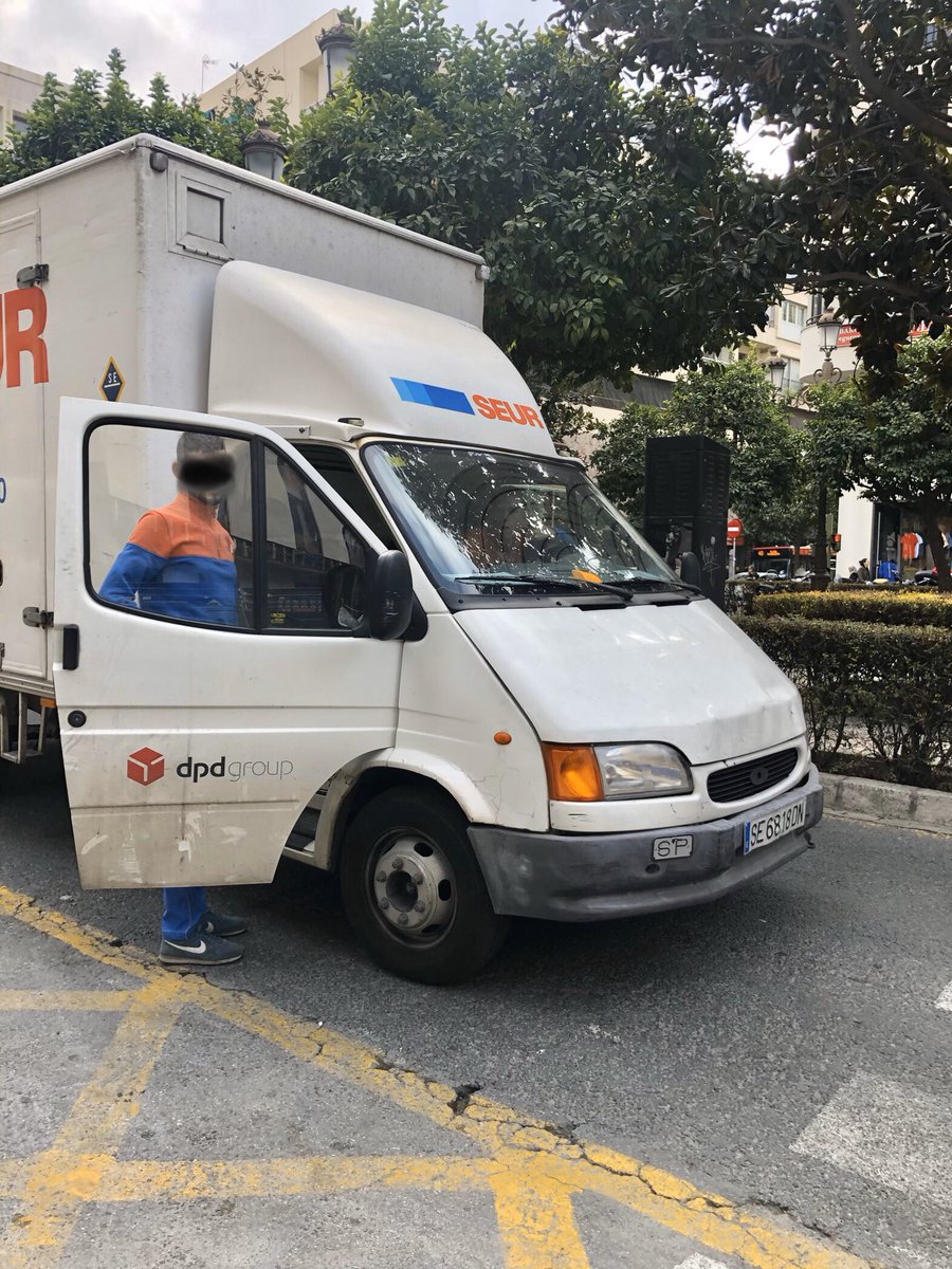 La empresa <a href="/SEUR/">SEUR</a> <a href="/SEUR_responde/">@SEUR_responde</a> debería cuidar más de la educación vial y partícular de sus trabajadores. Furgoneta parada en la Plaza de la Magdalena de Sevilla obstaculizando el tráfico y con el lema del conductor: “ No la quito porque no me sale de la polla”