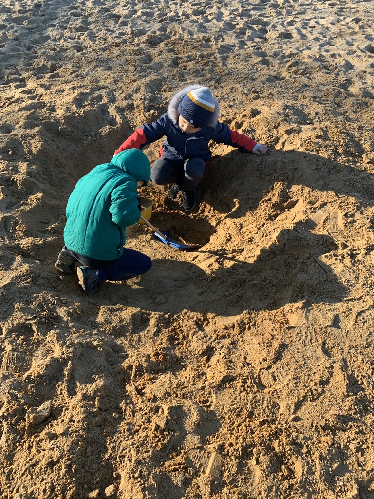 BarnesAubri's tweet photo. Celebrating Global Play Day! So many ways to PLAY! #selfmanagement #socialskills @ASW_Warsaw @mlrose14 @ASWPYPPrincipal @OPALOutdoorplay @CuriousChestnut  @ibpyp https://t.co/4Yqd3lGIQ7