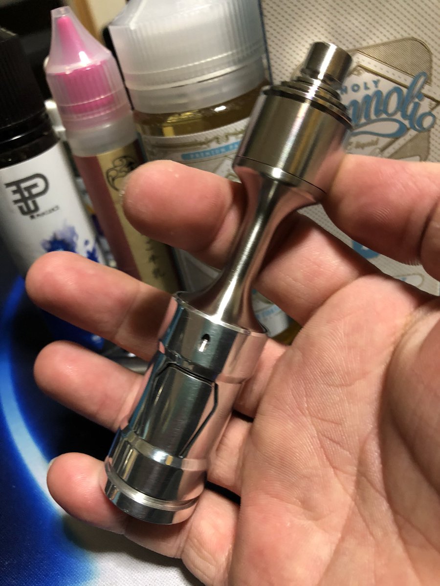 ananoren_vape's tweet photo. さぁ、今晩はMARさん(@MARVape1 )から譲って頂いたPIPER 18350とHOITOさん(@hoito555 )のTENGU NOSEを使っていきますぞ！\( ･ω･ )/

サイドスイッチ、TNGU NOSEの相性や如何に...?!
#vape
#vape好きな人と繋がりたい https://t.co/0Rgee4igKY