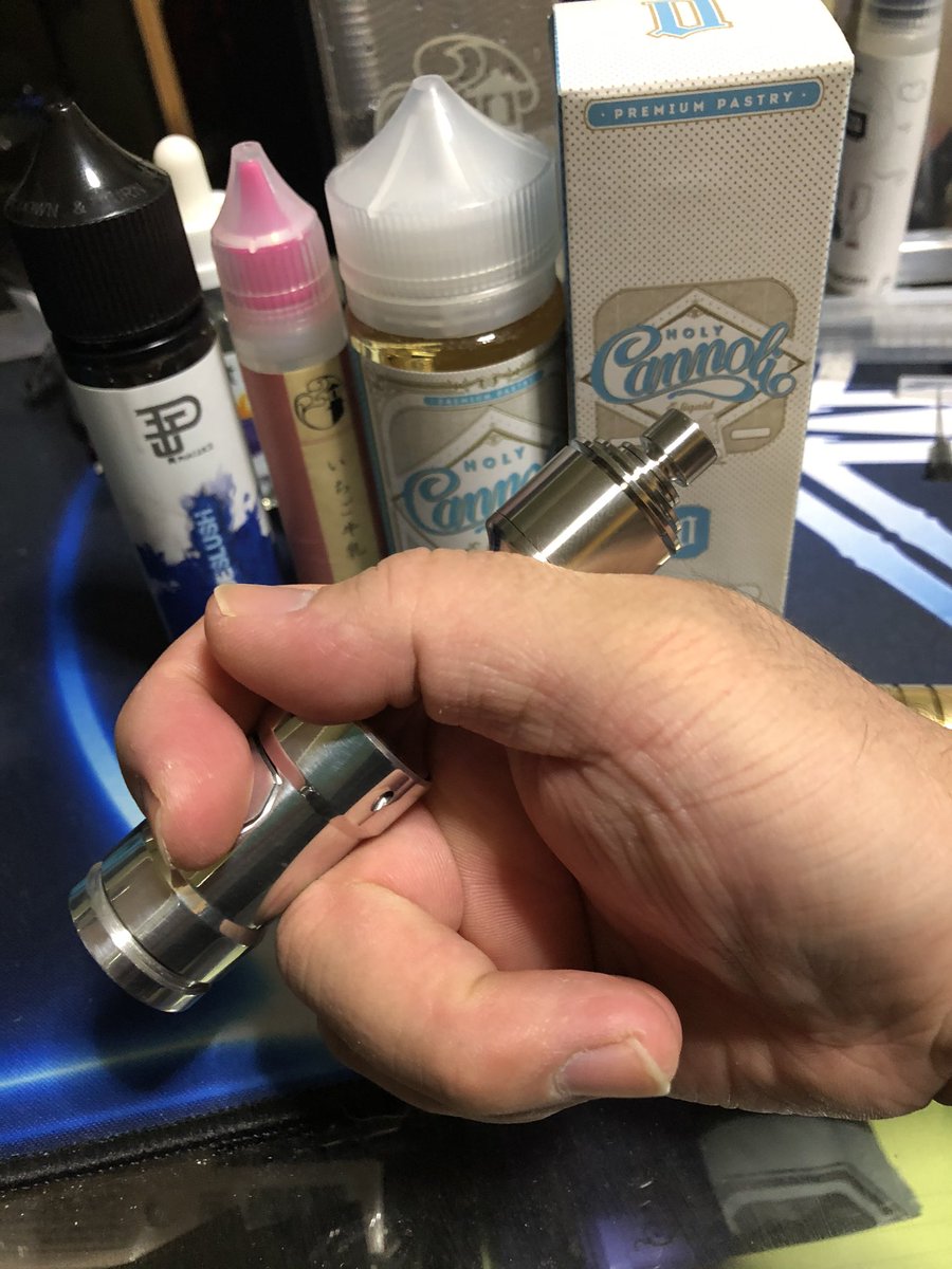 ananoren_vape's tweet photo. さぁ、今晩はMARさん(@MARVape1 )から譲って頂いたPIPER 18350とHOITOさん(@hoito555 )のTENGU NOSEを使っていきますぞ！\( ･ω･ )/

サイドスイッチ、TNGU NOSEの相性や如何に...?!
#vape
#vape好きな人と繋がりたい https://t.co/0Rgee4igKY