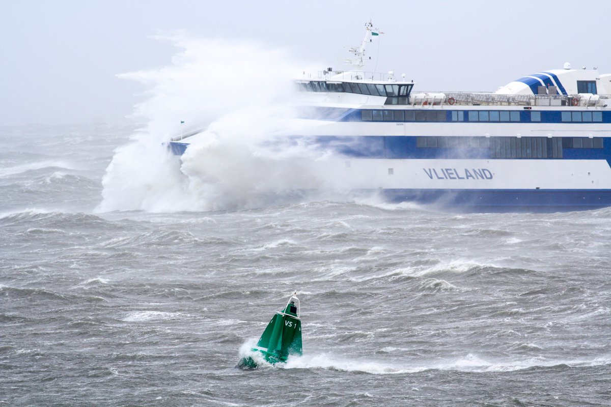 Reis je #zondag met #Doeksen? Er kunnen #afvaarten geannuleerd worden i.v.m. de #storm. We houden het weer nauwlettend in de gaten en beslissen vóór za 8 feb 12 uur welke afvaarten we veilig kunnen uitvoeren. Info via site! (foto: Renske Snip) 
#Ciara #Terschelling #Vlieland