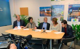 CarignonAlain's tweet photo. 🚨Avec D. Spini, H. Dallo’Glio, O. Corneloup, R. Branche nous avons fait nos propositions pour rendre le pouvoir aux Grenoblois: consultation citoyenne, Ric, simplification par la suppression des secteurs et CCI remplacés par les quartiers, antenne ouverte 6 jours/7 #Carignon2020 https://t.co/9YwiJVUx6E