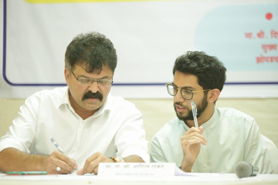 AUThackeray's tweet photo. आज गृहनिर्माण मंत्री @Awhadspeaks जी यांच्यासोबत झालेल्या बैठकीत जी-दक्षिण विभागातील झोपडपट्टी पुनर्वसन योजनांचा आढावा घेतला.विभागातील SRA प्रकल्प, BDD प्रकल्प, पोलिस गृहनिर्माणाचा प्रश्न मार्गी लावणे तसेच इतर रखडलेल्या प्रकल्पांना चालना देणे यासारख्या विषयां��र यावेळी चर्चा झाली. https://t.co/jTTdZabXFZ