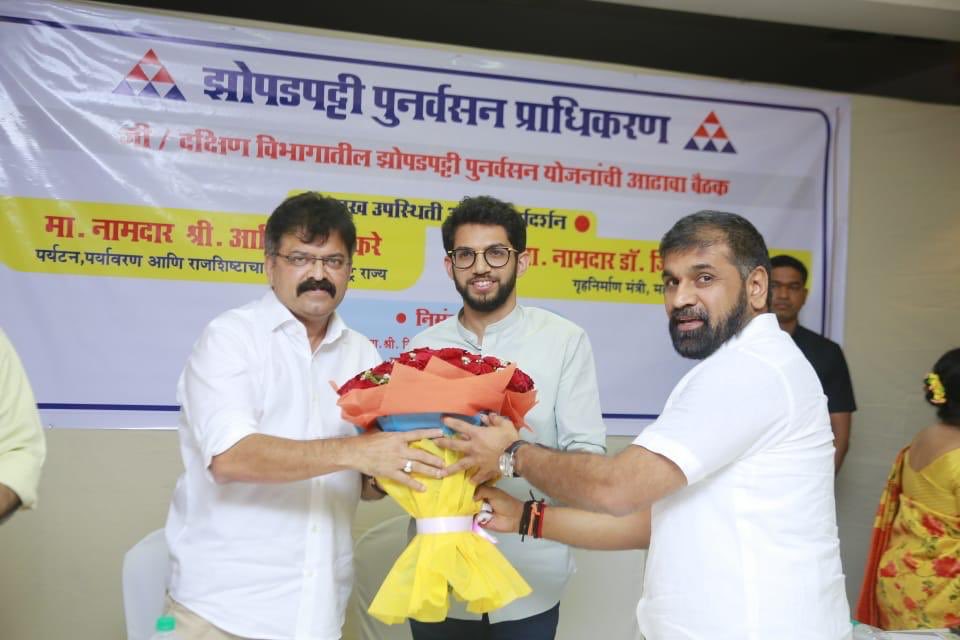 AUThackeray's tweet photo. आज गृहनिर्माण मंत्री @Awhadspeaks जी यांच्यासोबत झालेल्या बैठकीत जी-दक्षिण विभागातील झोपडपट्टी पुनर्वसन योजनांचा आढावा घेतला.विभागातील SRA प्रकल्प, BDD प्रकल्प, पोलिस गृहनिर्माणाचा प्रश्न मार्गी लावणे तसेच इतर रखडलेल्या प्रकल्पांना चालना देणे यासारख्या विषयां��र यावेळी चर्चा झाली. https://t.co/jTTdZabXFZ