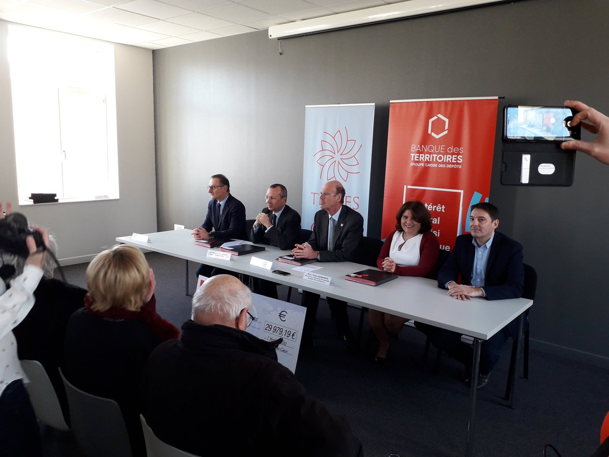 enm_normandie's tweet photo. Nouveau pas en avant avec la remise du chèque de @caissedesdepots dans le cadre de la labellisation "Maison France Services" @Prefet76 pour les @EnmNormandie... https://t.co/fefrjEuuUV