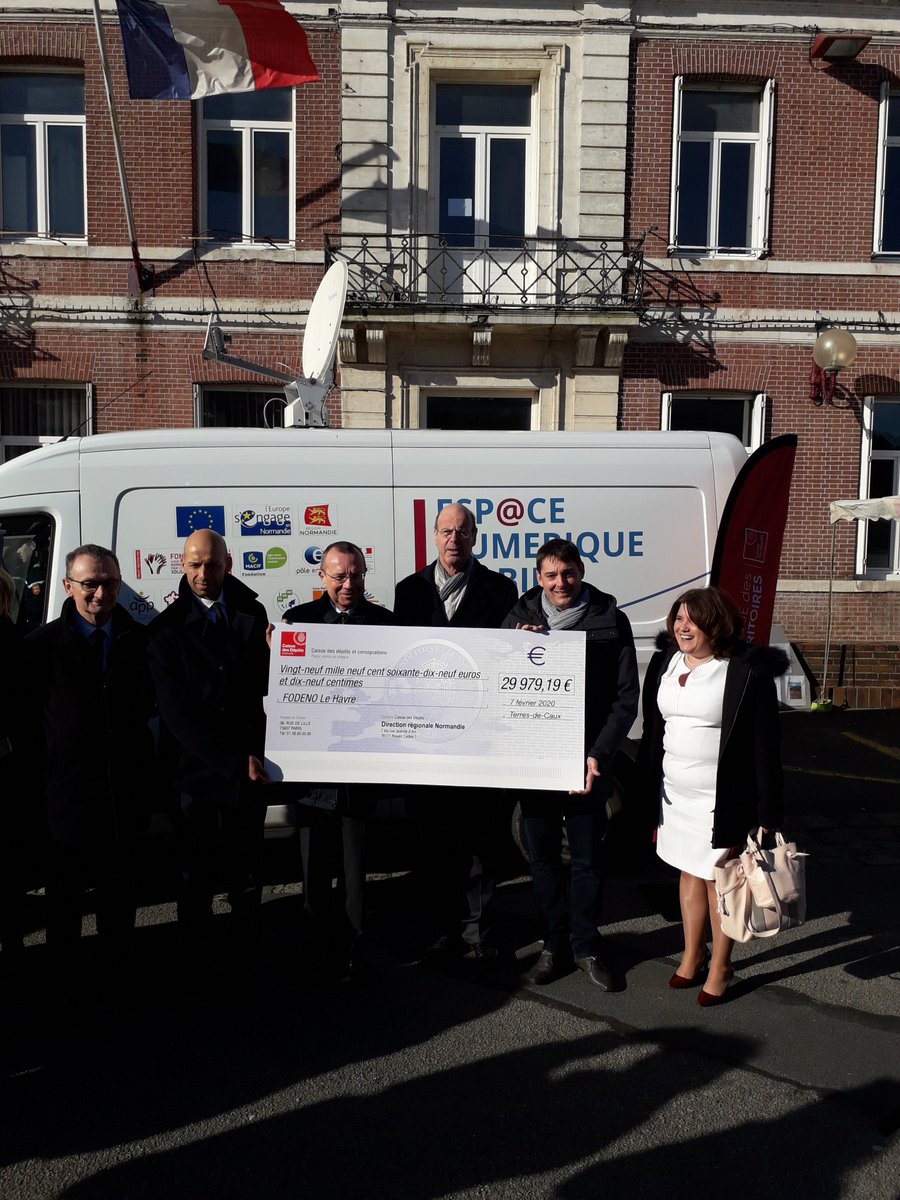 enm_normandie's tweet photo. Nouveau pas en avant avec la remise du chèque de @caissedesdepots dans le cadre de la labellisation "Maison France Services" @Prefet76 pour les @EnmNormandie... https://t.co/fefrjEuuUV