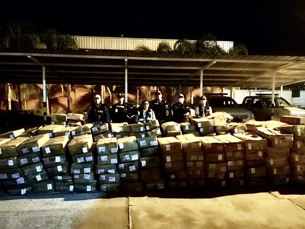 SENAE_Aduana's tweet photo. ESMERALDAS | Aprehendidas 353 cajas con diversos tipos de carnes (cerdo, bovina, etc.) sin permiso zoosanitario ni documentos de importación, transportadas en un camión de procedencia colombiana; operativo conjunto entre #Senae @AgrocalidadEC y @PoliciaEcuador. #ComercioFormalEC https://t.co/YMqZrXOUgs