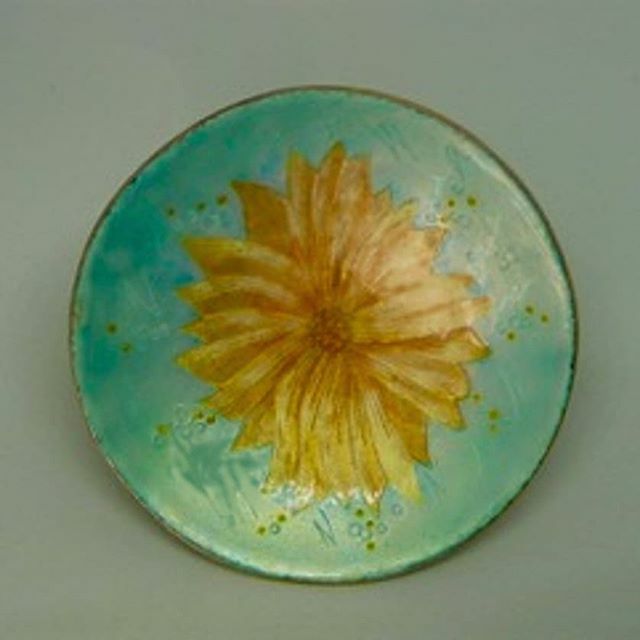 court_gallery's tweet photo. New in the gallery, this delightful enamel dish by @pengildea simplty stunning colours.
#enamelwork #enamelledsilver #enamelling #galleryartists #gallerydisplay #new #enameller #courtyardgallerystratford #stratfordgardencentre #stratforduponavon #Warwi… https://t.co/aTfRPizgmw https://t.co/hOccB86zC2
