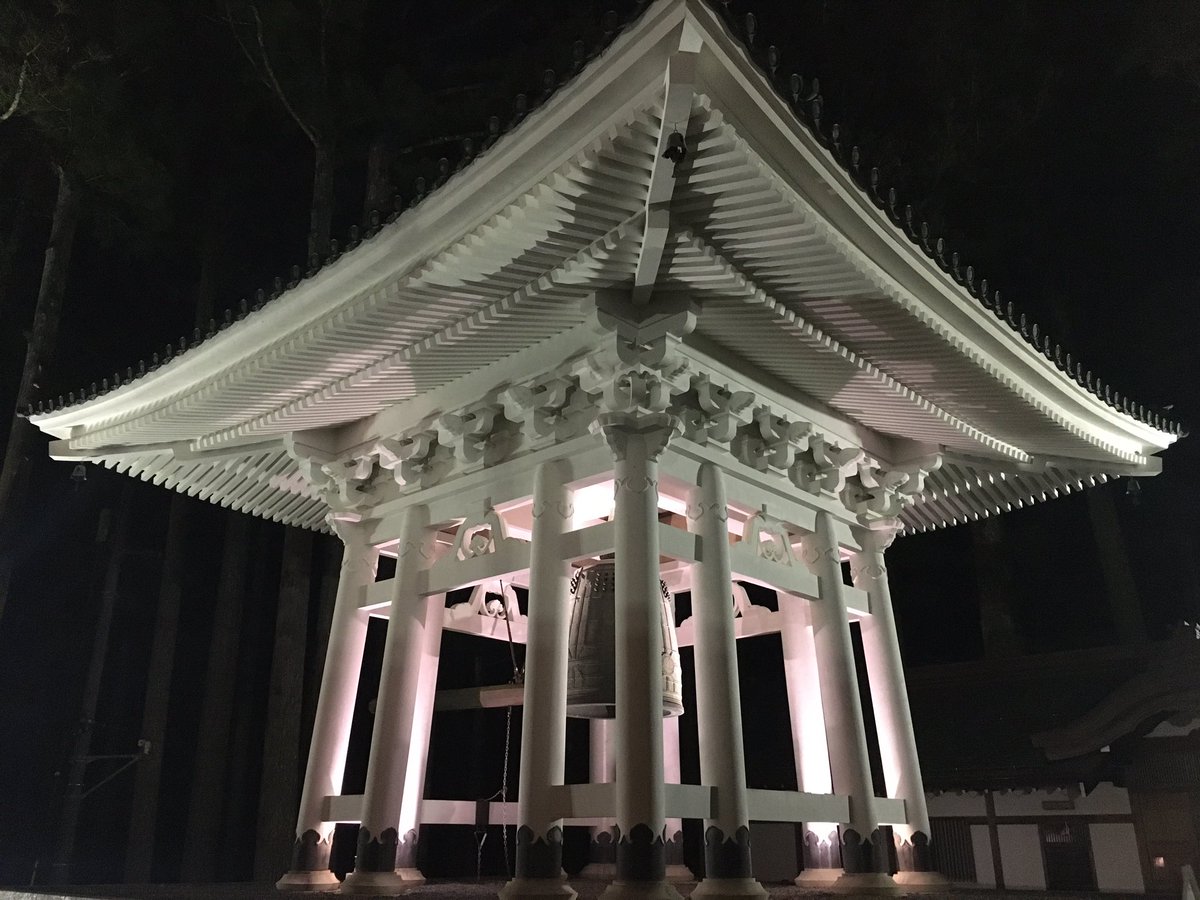 chabby0128's tweet photo. 壇上伽藍は宿坊の目の前だったので、極寒の中夜の散策に出かけたらそれはもうきれいすぎて（47歳大の字ジャンプ成功） https://t.co/xkppXpadoD