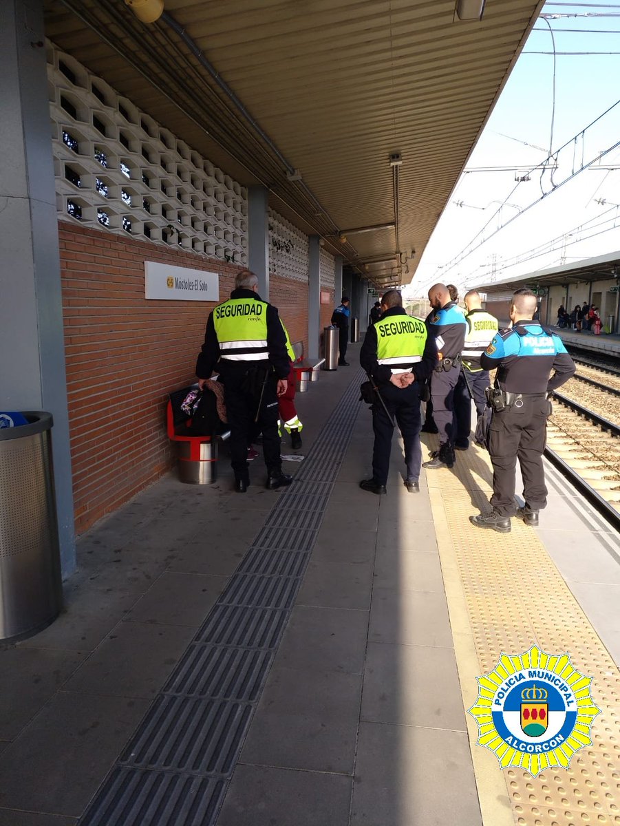 PoliciaAlcorcon's tweet photo. 🚔 Intervenimos en @Renfe #Valderas por una chica q sufría un atragantamiento.
👉🏽 Compañeros de #SeguridadPrivada realizan maniobra de #Heimlich logrando q expulse trozo de manzana🍏.
La axfisia era ya muy evidente a su llegada. #SUMMA112 Q todo OK 👌🏼

#SalvandoVidas👏👏💪🏼👨‍✈️ https://t.co/cpxd90BT4H