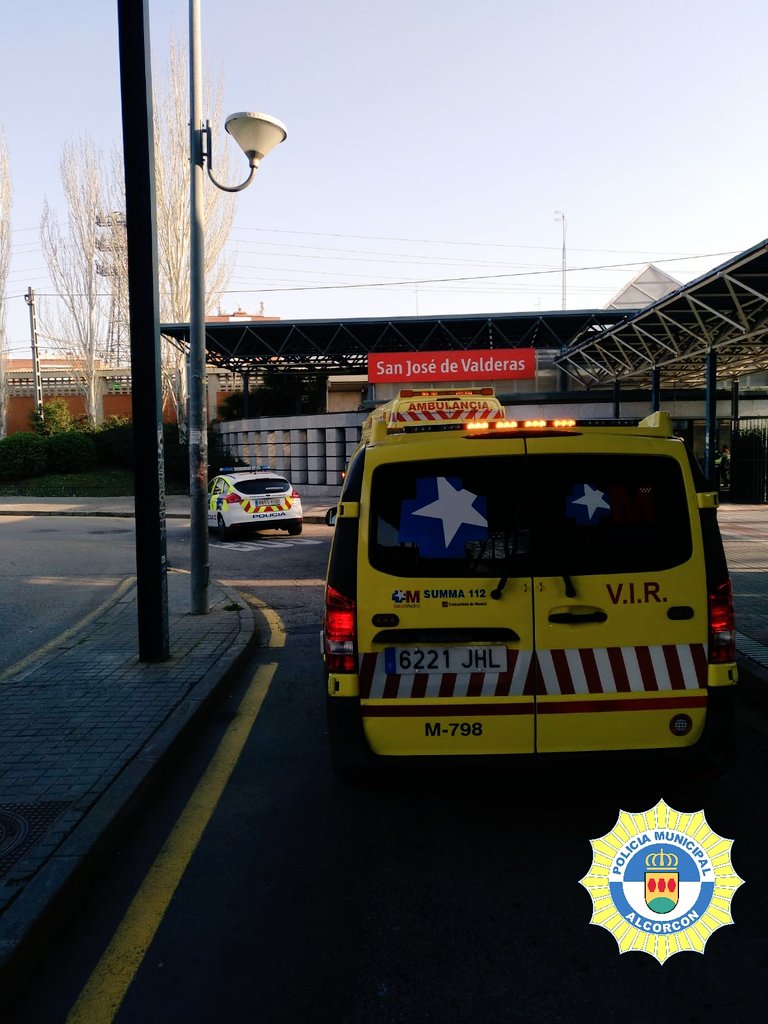 PoliciaAlcorcon's tweet photo. 🚔 Intervenimos en @Renfe #Valderas por una chica q sufría un atragantamiento.
👉🏽 Compañeros de #SeguridadPrivada realizan maniobra de #Heimlich logrando q expulse trozo de manzana🍏.
La axfisia era ya muy evidente a su llegada. #SUMMA112 Q todo OK 👌🏼

#SalvandoVidas👏👏💪🏼👨‍✈️ https://t.co/cpxd90BT4H