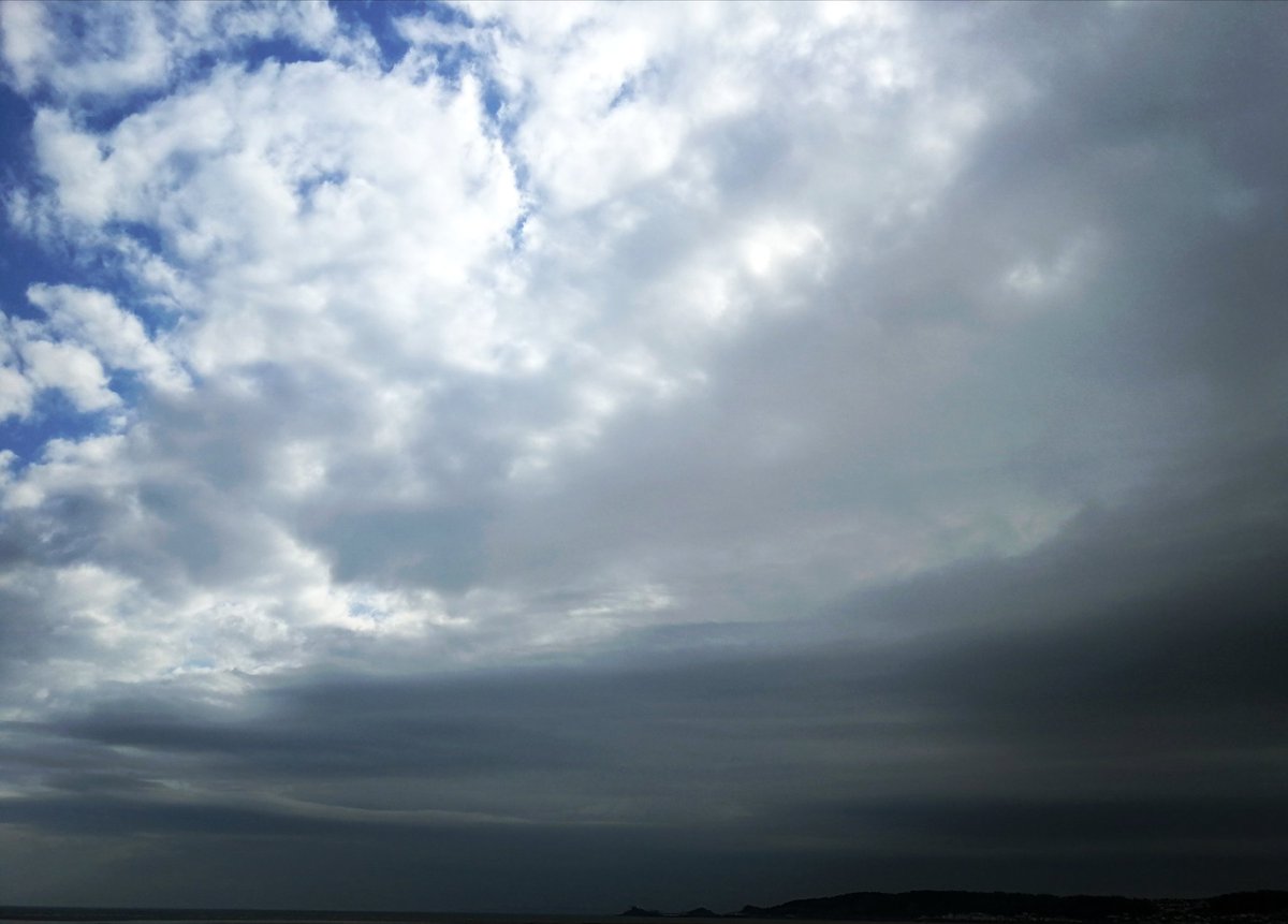 KAFender_Oxford's tweet photo. Stormclouds over Mumbles π«οΈ
#stormhour #stormy #storm #stormclouds #wales #swansea #southwales #beach #coast #sea #contrast #sky #darkness #silhouette #mumbles #nature #weather #landscape #gales #galeforcewinds #lightanddark #romanticist #sublime #lightthroughtheclouds #seascape https://t.co/AH82SADePS